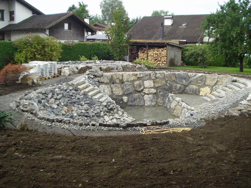 Schwimmteichfolie, Aushub, Steinmauer, Naturpool, Erdbau Leiblachtal