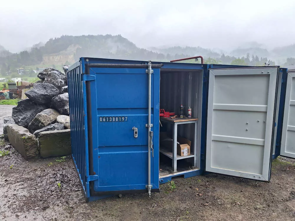 Container für Werkzeug, Regale Container, Erdbau Leiblachtal, Schmid Erdbau