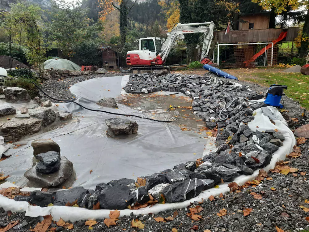 Schwimmteichfolie, Aushub, Steinmauer, Naturpool, Erdbau Leiblachtal