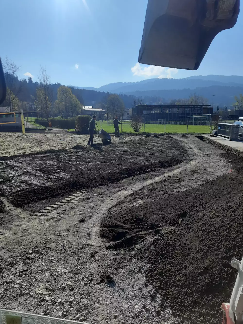 Volleyballplatz, Modellierung, Ausebnen, Baggerarbeiten, Sportanlage, Schmid Mike, Erdbau Leiblachtal