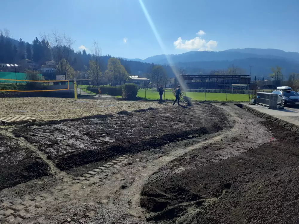 Volleyballplatz, Modellierung, Ausebnen, Baggerarbeiten, Sportanlage, Schmid Mike, Erdbau Leiblachtal