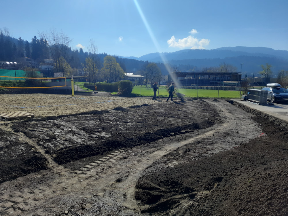 Volleyballplatz, fachgerechte modellierung, eingeebnet, humunisierung, Schmid Erdbau, Erdbau Leiblachtal